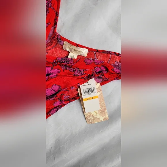 NWT! 100% Viscose Red Floral Bondi Beach Women's Band Of Gypsies Top Size Small - Picture 4 of 9